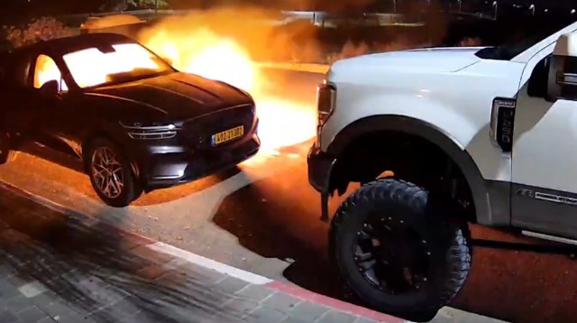 הצתת הרכבים בגבעות בר  (צילום: שימוש לפי סעיף 27א')