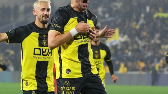 שחקני בית"ר ירושלים, ירדן שועה, עומר אצילי (צילום: אודי ציטיאט)