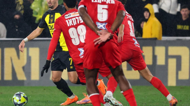 שחקני הפועל תל אביב מול ירדן שועה (צילום: אודי ציטיאט)