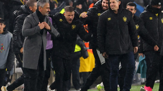 ברק יצחקי חוגג עם הצוות שלו (צילום: אודי ציטיאט)