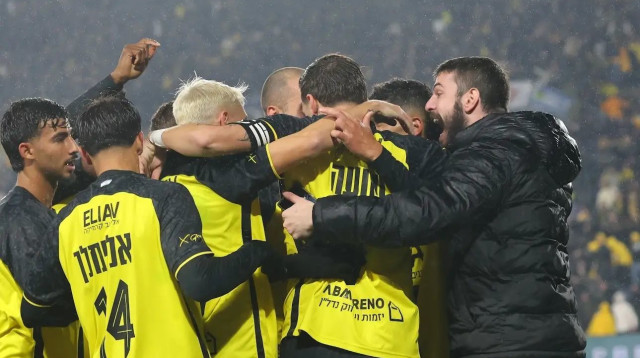 שחקני בית"ר ירושלים חוגגים (צילום: אודי ציטיאט)