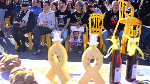 קבלת שבת בכיכר החטופים (צילום: אבשלום ששוני)