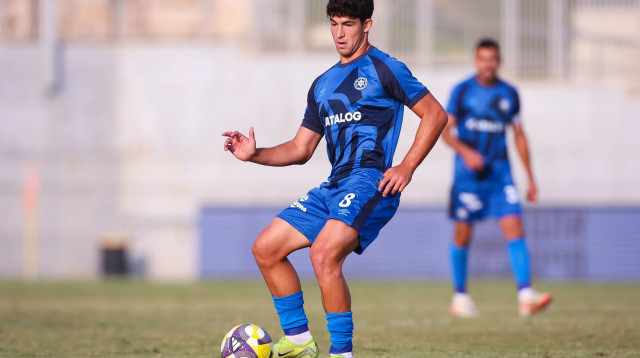 ניב יהושע שחקן מכבי פתח תקוה (צילום: מאור אלקסלסי)