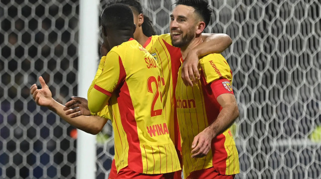 שחקני לאנס חוגגים עם אדריאן תומאסון (מימין) (צילום: GettyImages, MATTHIEU RONDEL/AFP)