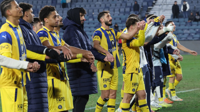 שחקני מכבי תל אביב חוגגים (צילום: דני מרון)