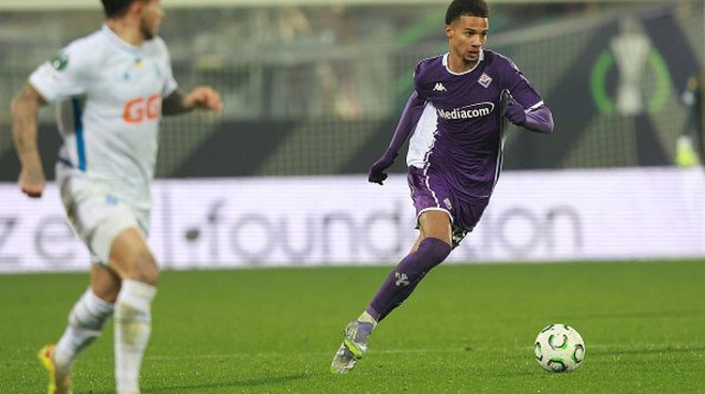 אמיר ריצ'רדסון במדי פיורונטינה (צילום: Gabriele Maltinti)