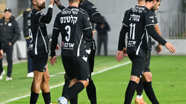 שחקני עירוני טבריה חוגגים עם איתמר שבירו (צילום: ברני ארדוב)