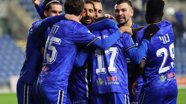 שחקני הפועל פתח תקוה חוגגים (צילום: אודי ציטיאט)