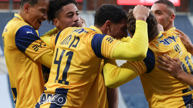 שחקני מכבי ת"א חוגגים עם אסנטה (צילום: דני מרון)