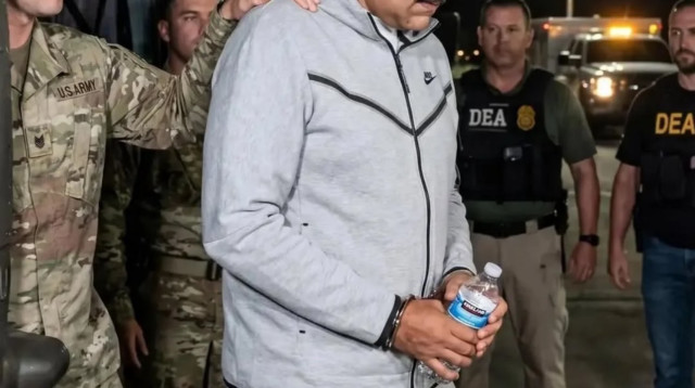 ניקולס מדורו מובל באזיקים לאחר מעצרו (צילום: רשתות חברתיות, שימוש לפי סעיף 27 א')