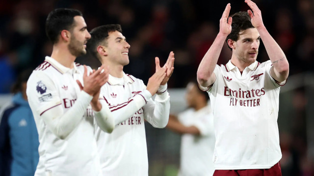 דקלן רייס חוגג עם שחקני ארסנל (צילום: GettyImages)