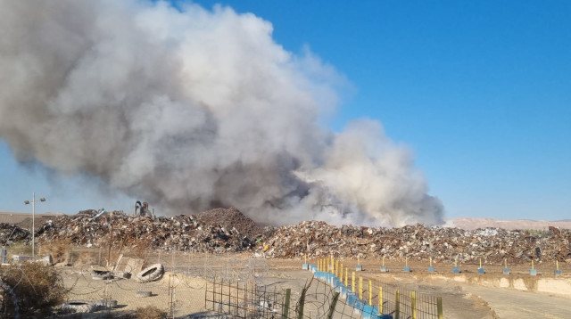 שריפת פסולת במפעל מיחזור מתכות ביריחו (צילום: חביב כץ)