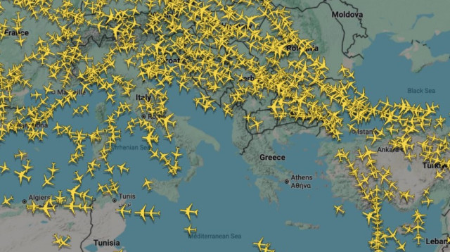 תנועת מטוסים מעל הים התיכון (צילום: צילום מסך מאתר flight radar)
