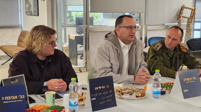 קוניק בביקור מפקד פקער בגבעתיים (צילום: עיריית גבעתיים)