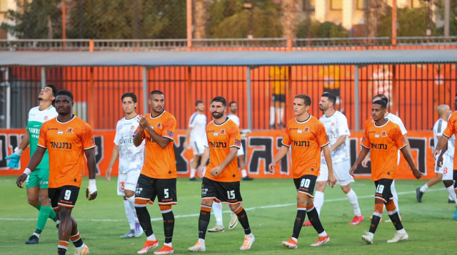 שחקני בני יהודה עולים למשחק מול הפועל כפר שלם, אצטדיון שכונת התקווה (צילום: קובי אליהו)