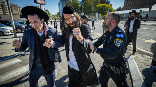 הפגנות חרדים בתל השומר, שניים נעצרו (צילום:  אריק מרמור, פלאש 90)