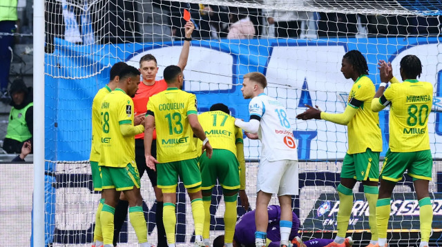 ארתור ורמירן שחקן מארסיי מקבל כרטיס אדום במשחק מול נאנט (צילום: רויטרס)