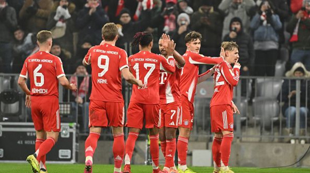 לנארט קארל ושחקני באיירן מינכן (צילום: Sebastian Widmann / Contributor)