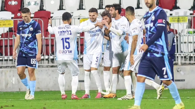 שחקני עירוני טבריה חוגגים (צילום: קובי אליהו)