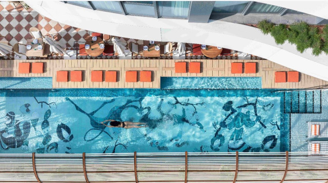 מבט לבריכה על הגג במלון The George (צילום: עמית גירון)