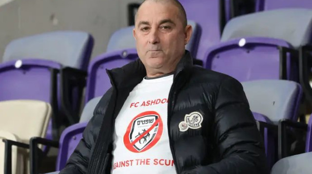 ג'קי בן זקן עם חולצת "השופטים חלאות" (צילום: דני מרון)