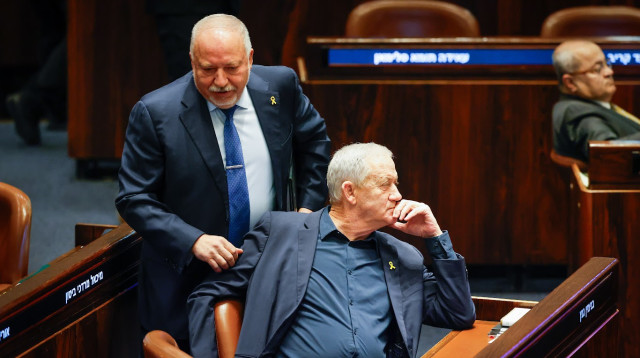 בני גנץ, אביגדור ליברמן בישיבת 40 חתימות (צילום: נועם מושקוביץ, דוברות הכנסת)