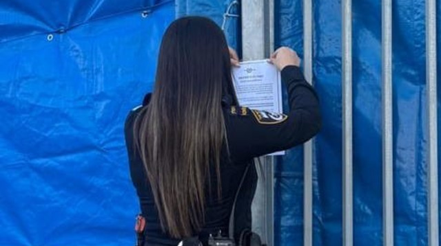 צו סגירה לחנות אופנה בראשון לציון, 5.1.26 (צילום: דוברות המשטרה)