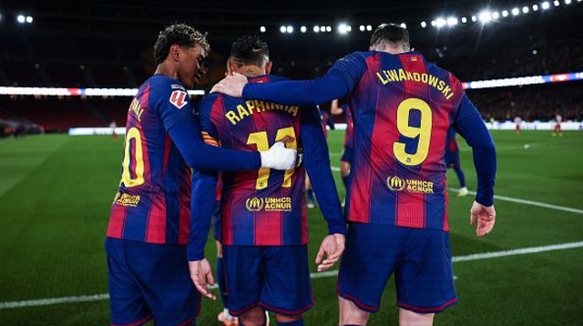 לבנדובסקי, ראפיניה ולאמין ימאל (צילום: GettyImages)