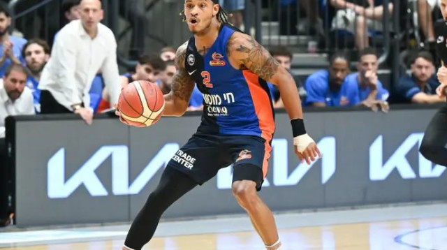 נהנה בנס ציונה. בראון (צילום: ברני ארדוב)