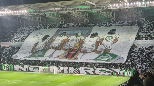 אוהדי מכבי חיפה עם הכרזה 'בלי רחמים' בדרבי מול הפועל חיפה (צילום: מאור אלקסלסי)