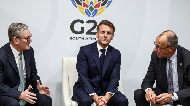 פרידריך מרץ, עמנואל מקרון וקיר סטארמר (צילום: רויטרס)