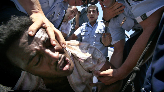 שוטרים עוצרים יוצא אתיופיה (צילום: מיכל פתאל, פלאש 90)