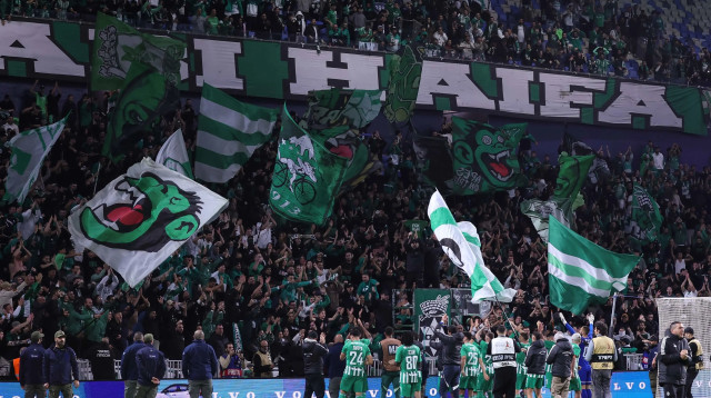 שחקני מכבי חיפה חוגגים (צילום: מאור אלקסלסי)