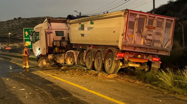 תאונה בין משאית לרכב פרטי בכביש 446 סמוך לצומת ניל"י (צילום: תיעוד מבצעי מד"א)