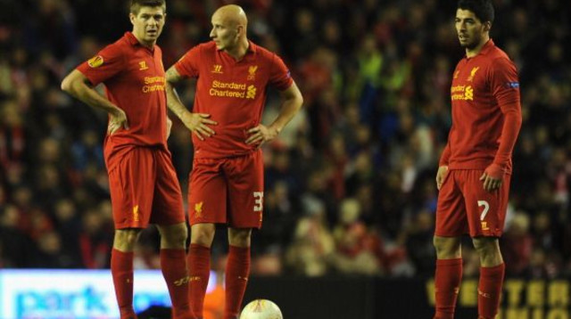 לואיס סוארס, ג'ונג'ו שלבי וסטיבן ג'רארד במדי ליברפול (צילום: Chris Brunskill)