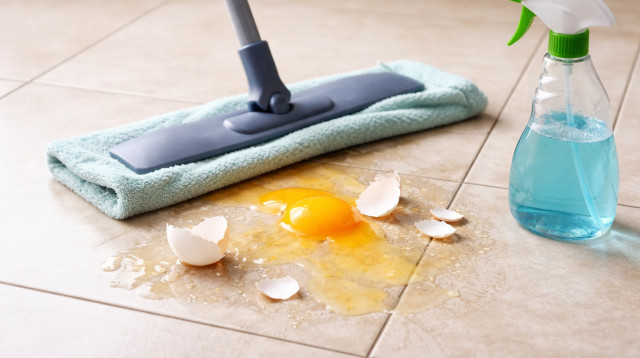 ניקוי חלבון ביצה מרצפת המטבח (צילום: AI)