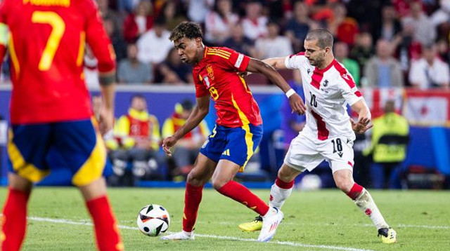 סנדרו אלטונשווילי במדי גיאורגיה מול ספרד ולאמין ימאל ביורו 2024 (צילום: Mika Volkmann)