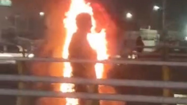 פסל של קאסם סולימאני עולה באש באיראן (צילום: רשתות ערביות)