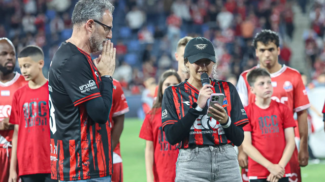 שורדת השבי רומי גונן עם אביה איתן גונן במשחק של הפועל חיפה נגד מכבי תל אביב (צילום: לילך וייס רוזנברג)