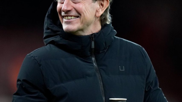 תומאס פרנק שותה מכוס עם סמל ארסנל (צילום: צילום מסך, אינסטגרם)