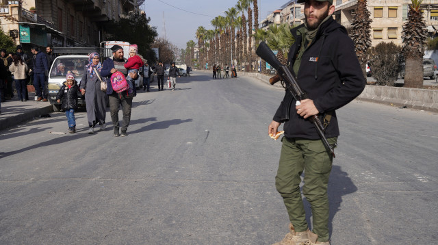 חייל צבא סוריה ואזרחים נמלטים מהקרבות בחלב (צילום: רויטרס)