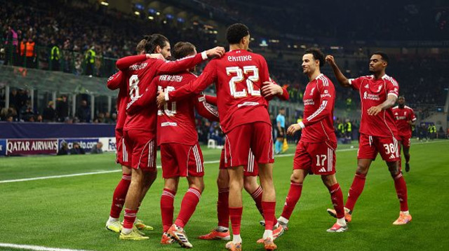 שחקני ליברפול חוגגים (צילום: Giuseppe Cottini)