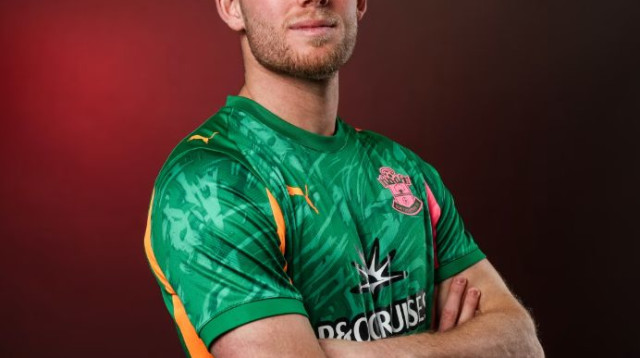 דניאל פרץ במדי סאות'המפטון (צילום: אתר רשמי, Southampton FC)