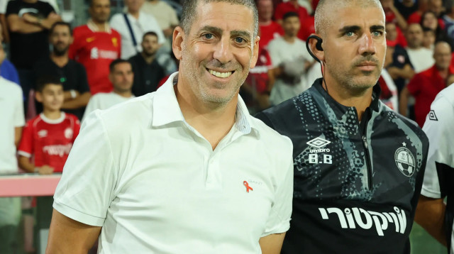 רן קוז'וך מאמן הפועל באר שבע עם עוזרו בן בנימין (צילום: אודי ציטיאט)