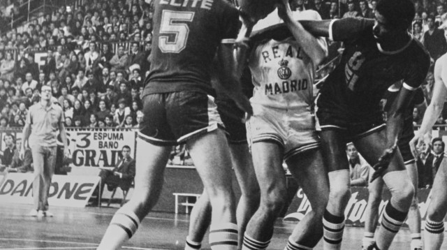 וולטר שצ'רביאק מול מכבי תל אביב ב-1978 (צילום: GettyImages, Efe/Keystone/Hulton Archive)