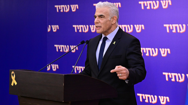 יאיר לפיד במהלך ההצהרה  (צילום: אבשלום ששוני)