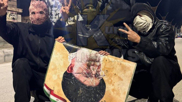 המחאה באיראן: צעירים עם תמונה של עלי חמינאי שהושחתה (צילום: צילום מסך מתוך X (לשעבר טוויטר))