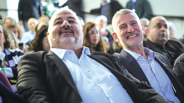 יאיר גולן ומנסור עבאס בגבעת חביבה, ינואר 2026  (צילום: טל גל, פלאש 90)