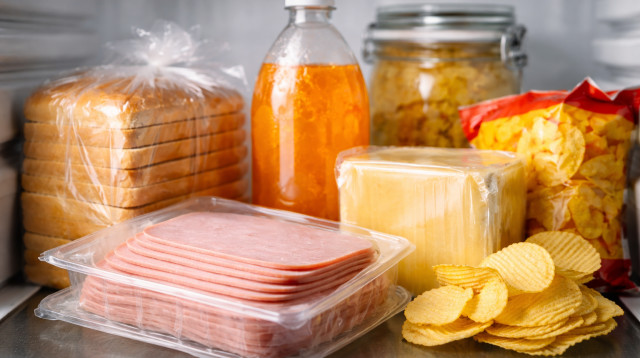 מוצרי מזון מעובדים במקרר (צילום: AI)