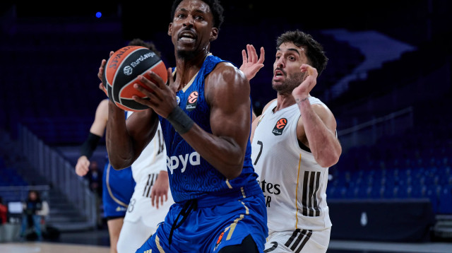 שחקן מכבי תל אביב, ג'יילן הורד, מול שחקן ריאל מדריד, פקונדו קמפאסו (צילום: GettyImages, Borja B. Hojas)